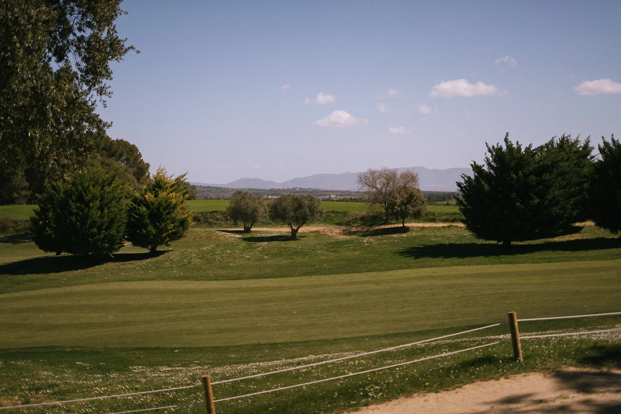 Campo de golf de Torremirona con el paisaje del Empordà al fondo