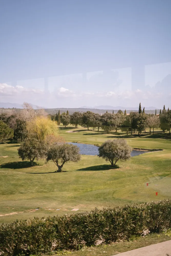 Lago y calles del campo de golf de Torremirona