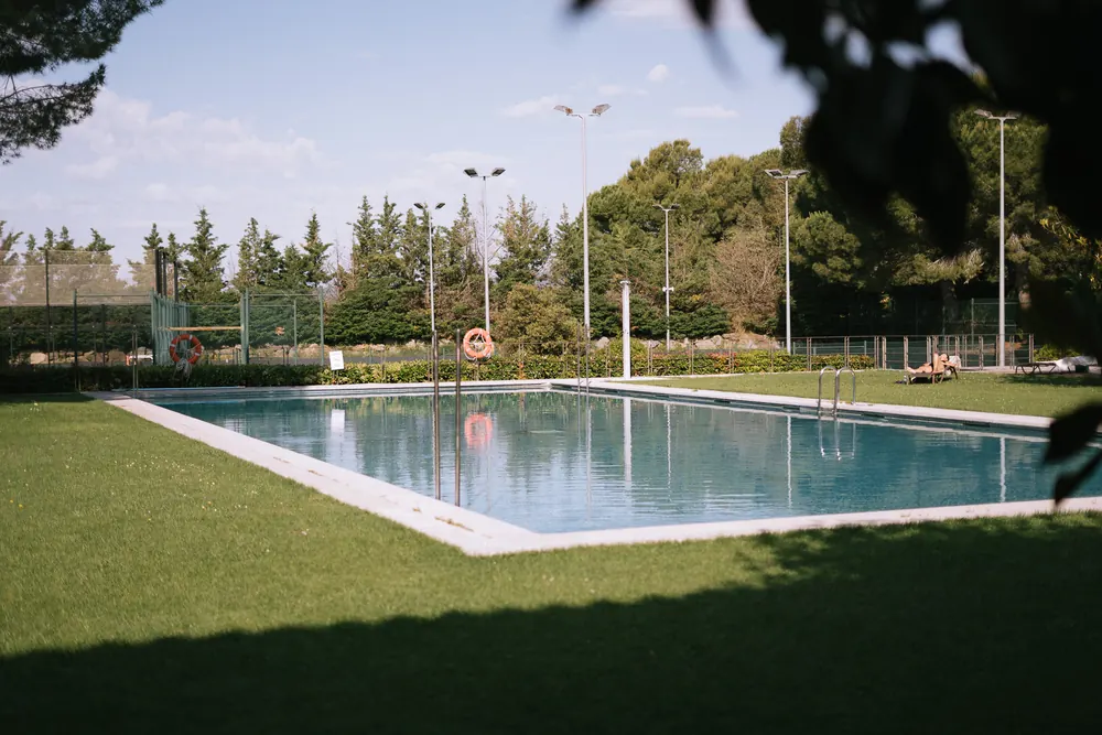 Piscina exterior del club deportivo Torremirona