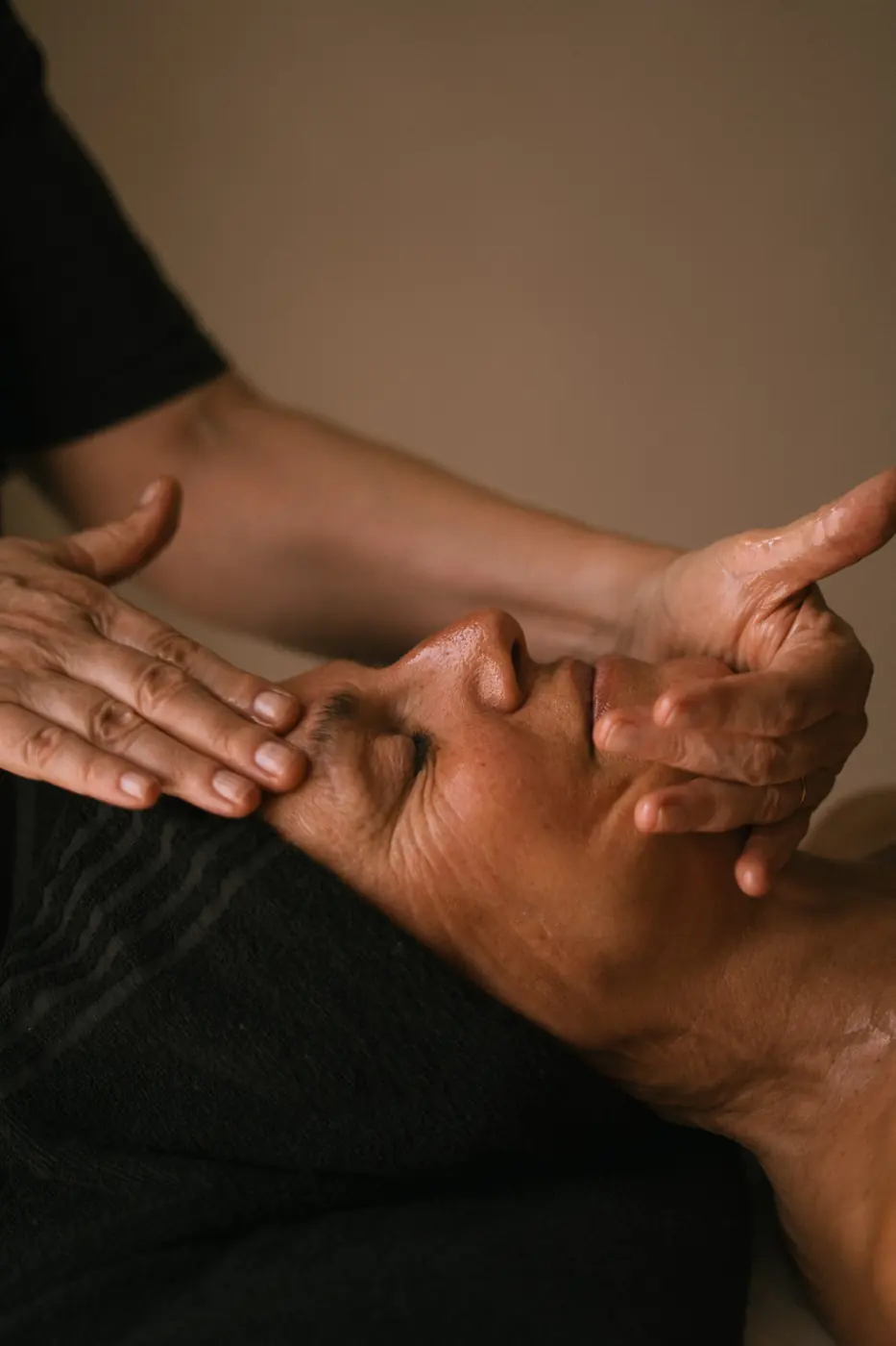 Ritual facial manual de longevidad en Halo Longevity