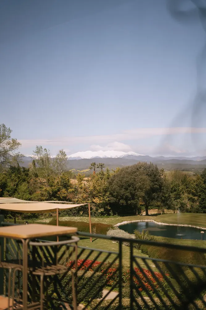 Terraza con vistas al Empordà y a las montañas