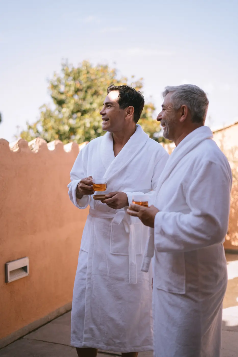 Dos participantes descansando en la terraza del resort