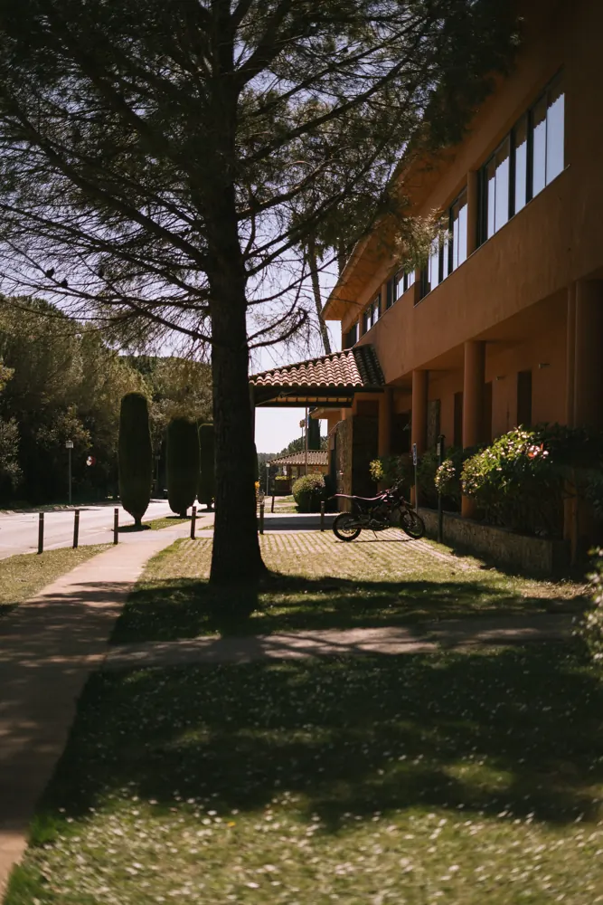 Exterior y jardines del Hotel Torremirona