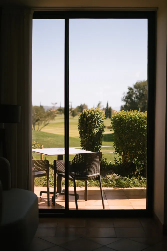 Terraza de habitación con vistas al campo de golf