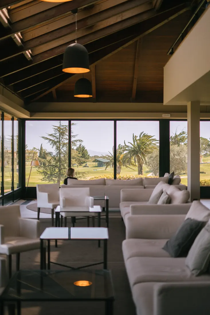 Salón del Hotel Torremirona con vistas al campo de golf