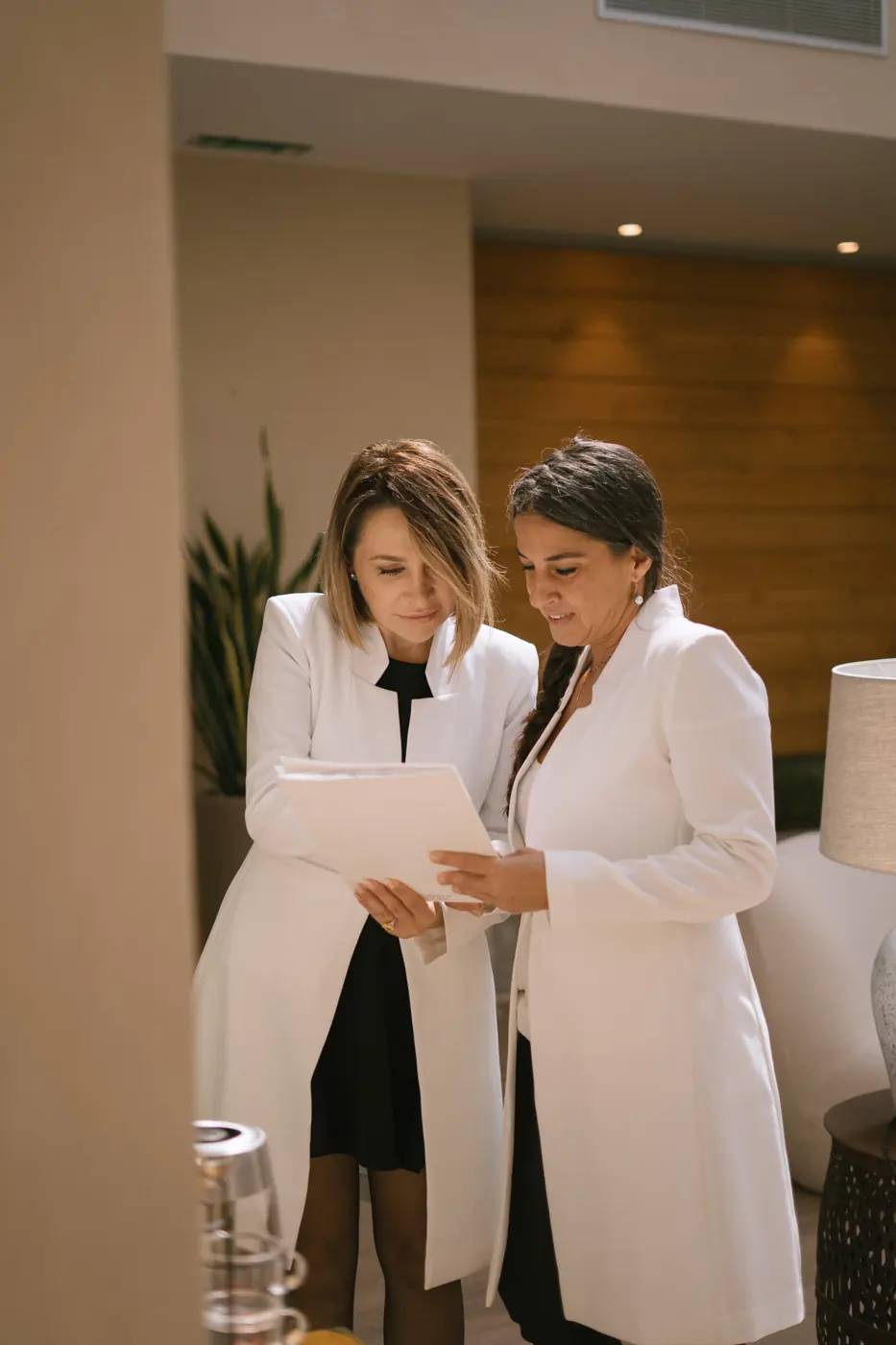 Doctoras de Halo Longevity revisando un caso